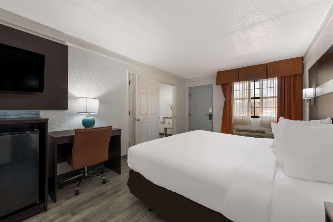 Quality Inn & Suites Airport Charlotte Dış mekan fotoğraf